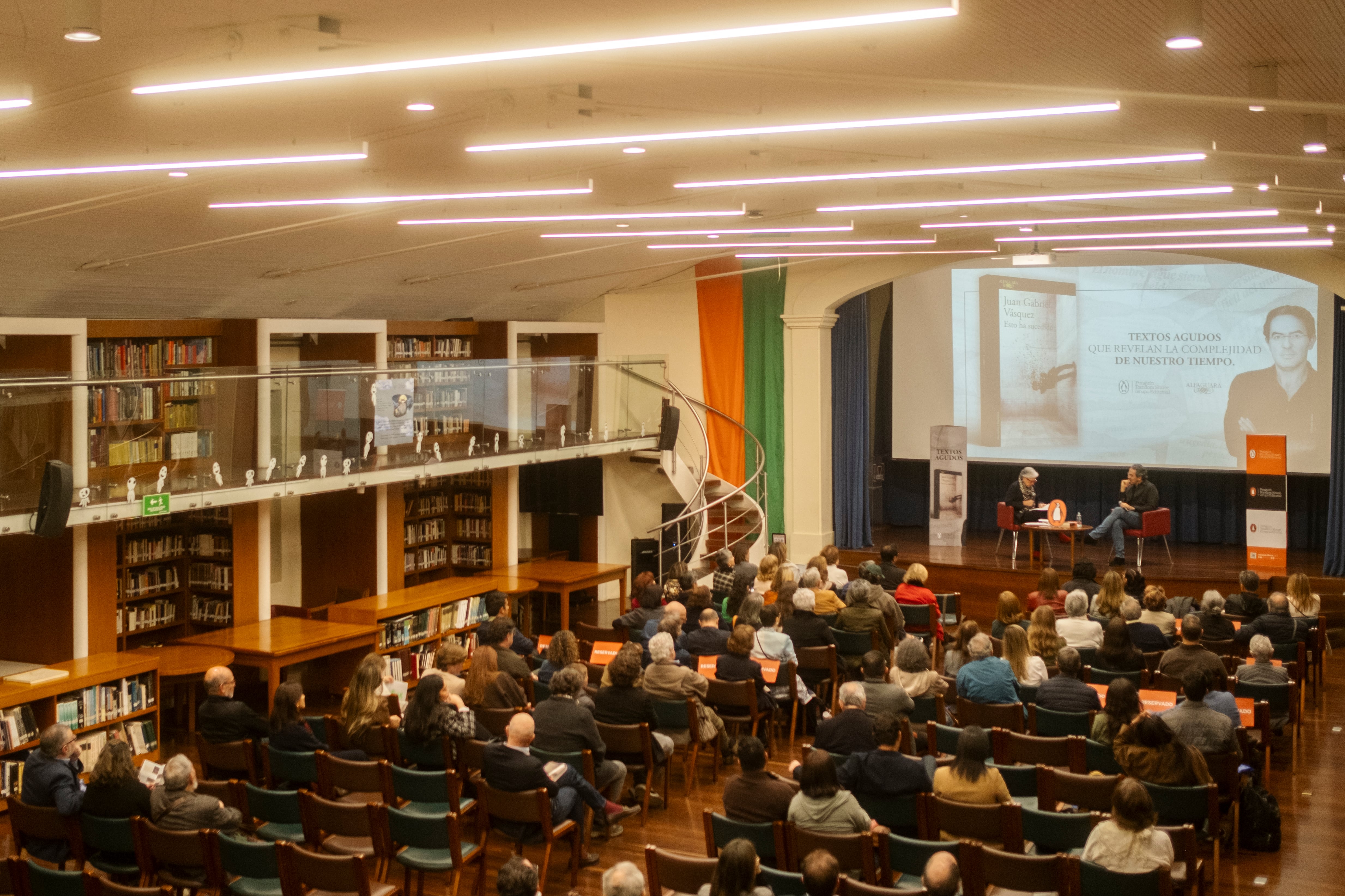 Presentación del libro 'Esto ha sucedido', de Juan Gabriel Vásquez, en Bogotá, este miércoles.