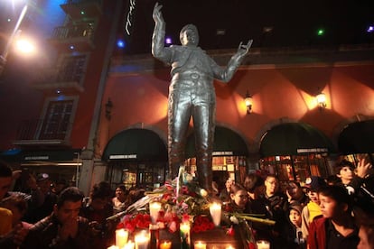 Hundreds of fans weeping and singing Juan Gabriel songs under his sculpture, in the Plaza Garibaldi in Mexico City.