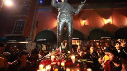 Hundreds of fans weeping and singing Juan Gabriel songs under his sculpture, in the Plaza Garibaldi in Mexico City.