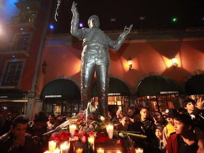 Hundreds of fans weeping and singing Juan Gabriel songs under his sculpture, in the Plaza Garibaldi in Mexico City.