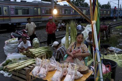 Un puesto de pollos cercano a las vías del tren espera la llegada de los clientes que preparan la festividad que pone fin al mes sagrado del Ramadán, en Yakarta (Indonesia).