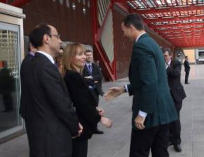 El subdelegado del Gobierno en Barcelona, Emilio Ablanedo (i), y la presidenta de Microsoft Espa?a, Mara Gara?a Corces, han recibido al Prncipe de Asturias, a su llegada hoy para asistir a la clausura del Microsoft in Education Global Forum, un foro mundial sobre educacin y nuevas tecnologas que se ha celebrado en la capital catalana durante esta semana.