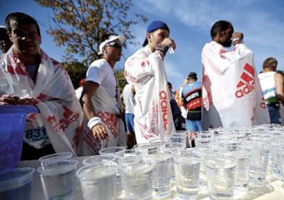 Agua para todos. Un maratón como este de Berlín celebrado en septiembre consume cientos de miles de litros de agua. En vaso de plástico o botellín.