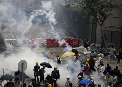 Los antidisturbios tratan de dispersar a los manifestantes con gas lacrimógeno cerca del Consejo Legislativo de Hong Kong. Los agentes avisaron: “usaremos la fuerza”. Después de que, pasadas las tres de la tarde, grupos de estudiantes —algunos habían acumulado adoquines— intentaran forzar la entrada en el Parlamento, y después de que durante toda la jornada el Gobierno autónomo y los agentes llamaran a despejar la zona, la policía cargó.