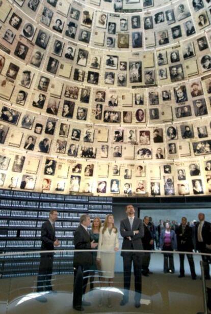Los Príncipes y la ministra de Exteriores, Trinidad Jiménez, durante su visita al Museo del Holocausto.