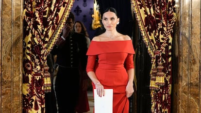 La embajadora de Serbia, Irena Sarac, durante la ceremonia de entrega de cartas credenciales al rey Felipe VI este lunes en el Palacio Real de Madrid.