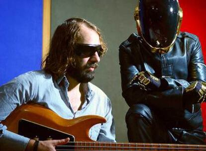 El cantautor francés Sebastian Tellier, con Guy-Manuel de Homem-Christo, miembro de Daft Punk y su protector.