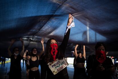 Un grupo de mujeres se reúnen en el exterior del Estadio Nacional de Santiago de Chile para pedir la liberación de los presos de las protestas.