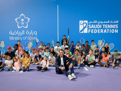 Rafa Nadal durante su visita a una academia de tenis en Riad.