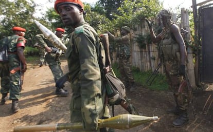 Tropas del Gobierno congoleño toman posiciones en Minova, a 45 kilómetros de Goma.