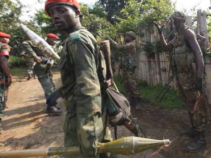 Tropas del Gobierno congoleño toman posiciones en Minova, a 45 kilómetros de Goma.