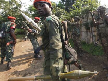 Tropas del Gobierno congoleño toman posiciones en Minova, a 45 kilómetros de Goma.