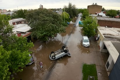 Según el último informe oficial, 963 personas permanecen evacuadas en Bahía Blanca. Algunas han buscado refugio en casa de familiares, pero otras reciben techo, abrigo y comida en centros habilitados este fin de semana. 