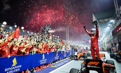 Vettel celebra su triunfo en Singapur.