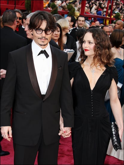 Jack Depp. El hijo de Johnny Depp y Vanessa Paradis poco tiene que ver con su hermana. Mientras Lily-Rose Depp triunfa como modelo y actriz siendo una de las 'nepobabies' más famosas y cotizadas, el nacido como John Christopher trabaja como camarero –barman y ayudante de cocina– en un conocido restaurante parisino que suele ser frecuentado por celebridades de la talla de sus progenitores (Matt Damon, entre otros). Su madre y su hermana, por supuesto, también se han dejado caer por allí. )