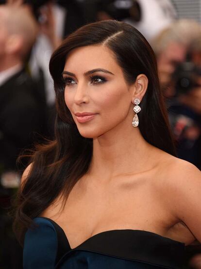 Atrás queda la excentricidad de 2013 con su diseño de Givenchy. Kardashian (dicen que ya recién casada, aunque no se ha confirmado) tiró de lo clásico hasta en el peinado.