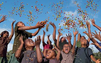 Imagen de diciembre, final del calendario Lavazza-Slow Food: 'El futuro en nuestras manos'. Los niños de la escuela del padre Peter Kilasara en Tanzania tiran al aire semillas de café, un producto base en la economía de su país.