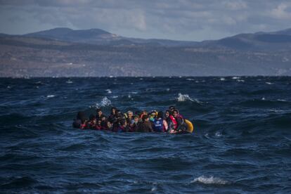 Un grupo de refugiados se aproxima a la isla griega de Lesbos a bordo de una patera. (Lesbos, Grecia, octubre de 2015).