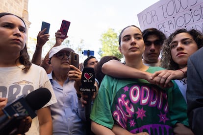 Itzul Barrera (de verde), hija de Jaime Barrera, da un mensaje a la prensa junto a sus hermanos, Sebastián y Yutzil, este 12 de marzo en Guadalajara (Estado de Jalisco).