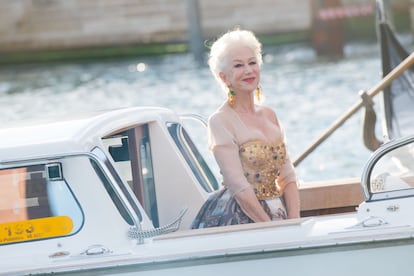 Probablemente uno de sus “looks” más evocadores: Helen Mirren llegó en un taxi acuático al desfile Alta Moda de Dolce & Gabbana en Venecia el 29 de agosto de 2021 con un dos piezas de la marca italiana: un corsé dorado adornado, con mangas transparentes y una falda larga con estampados de pinturas renacentistas.
