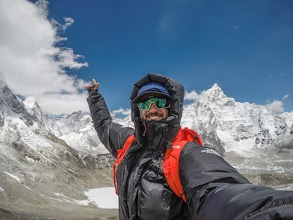 El montañista chileno Juan Pablo Mohr se fotografía en 2019 en la cumbre del  Lhotse, el cuarto pico más alto del mundo tras el Everest, el K2 y el Kangchenjunga.
