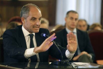 Francisco Camps, en un momento del juicio contra él por el cohecho impropio. Al fondo, Ricardo Costa.