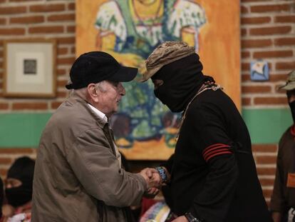 El académico Pablo González Casanova y el subcomandante Galeano, durante las jornadas de debate organizadas por el zapatismo en San Cristóbal de las Casas