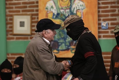 El académico Pablo González Casanova y el subcomandante Galeano, durante las jornadas de debate organizadas por el zapatismo en San Cristóbal de las Casas