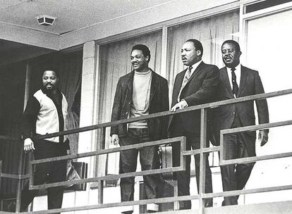 Martin Luther King (segundo por la derecha), junto a Jesse Jackson (segundo por la izquierda), en el motel Lorraine de Memphis, el 3 de abril de 1968. Al día siguiente, Martin Luther King fue asesinado.