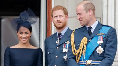 Meghan Markle, Enrique y Guillermo de Inglaterra en el palacio de Buckingham en 2018.