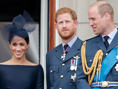 Meghan Markle, Enrique y Guillermo de Inglaterra en el palacio de Buckingham en 2018.