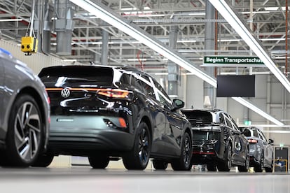 Coche eléctricos de Volkswagen en la línea de ensamblaje de la fábrica alemana de Emden, en agosto de 2025.