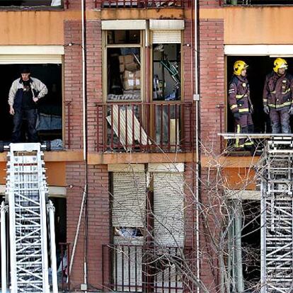 Trabajadores y bomberos vacían los dos edificios contiguos al que se derribará hoy.