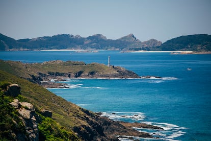 Vista a las Islas Cíes desde el faro de Cabo Home, en Cangas do Morrazo (Pontevedra).