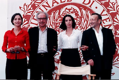 De izquierda a derecha: el actor Berangue Allaux, el director Jean-Luc Godard, la actriz Madaleine Assas y el actor Frederic Pierrot Georgian en el estreno de la película 'For Ever Mozart', en el Festival de Cine de Venecia de 1996.