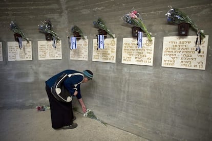 Una mujer deposita flores ante una placa en recuerdo de los soldados de la Armada caídos, en el cementerio militar de Monte Herzl, en Jerusalén (Israel) hoy, 11 de mayo de 2016. Las sirenas sonaron durante dos minutos para conmemorar el Día del Recuerdo de los Soldados Caídos y las Víctimas del Terrorismo. Israel ha cerrado desde la pasada medianoche y durante 48 horas todos los pasos fronterizos con los territorios de Gaza y Cisjordania con motivo de dos festividades, informó hoy el Ejército de ese país.