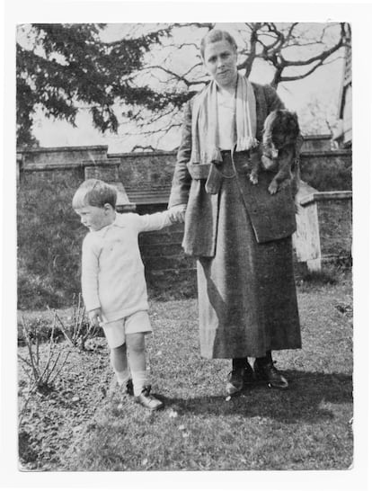 Roald Dahl con su madre, Sofie Magdalene Dahl.