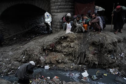 Las enfermedades, las infecciones, los malos olores, las aguas fecales y la basura importan poco a los drogadictos que consumen y viven debajo del puente de Pul-e-Sukhta de Kabul. 
