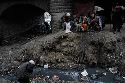 Las enfermedades, las infecciones, los malos olores, las aguas fecales y la basura importan poco a los drogadictos que consumen y viven debajo del puente de Pul-e-Sukhta de Kabul. 