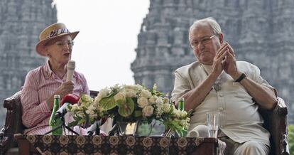 Enrique de Dinamarca, en 2015 en Indonesia junto a la reina Margarita.