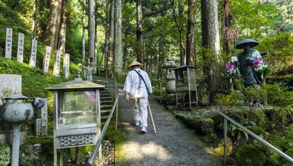 Um peregrino percorre um trecho da Rota dos 88 templos da isa de Shikoku