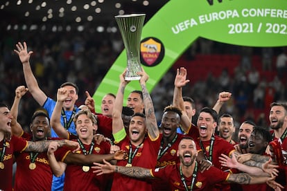 Los jugadores de la Roma celebran su triunfo en la final de la Conference League.