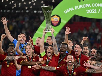 Los jugadores de la Roma celebran su triunfo en la final de la Conference League.