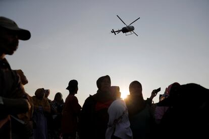 Un avión de la compañía Lion Air se ha estrellado este lunes en el mar de Java cuando viajaba con 189 personas a bordo. El vuelo desapareció de los radares poco después de despegar. Viajaba rumbo a Pangkal Pinang (isla de Bangka). En la imagen, un grupo de personas observa un helicóptero que sobrevuela la zona donde se produjo el accidente.