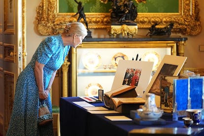 Sophie, duquesa de Edimburgo, observa algunos de los objetos expuestos durante la visita del presidente de Francia, Emmanuel Macron, y su esposa, Brigitte Macron, a la exposición de la Colección Real, en el Salón Verde del Castillo de Windsor.