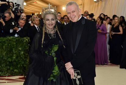 Madonna (L) and Jean Paul Gaultier arrive for the 2018 Met Gala on May 7, 2018, at the Metropolitan Museum of Art in New York.  The Gala raises money for the Metropolitan Museum of Artx92s Costume Institute. The Gala's 2018 theme is x93Heavenly Bodies: Fashion and the Catholic Imagination.x94 / AFP PHOTO / Angela WEISS