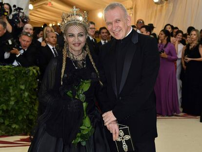 Madonna (L) and Jean Paul Gaultier arrive for the 2018 Met Gala on May 7, 2018, at the Metropolitan Museum of Art in New York. The Gala raises money for the Metropolitan Museum of Artx92s Costume Institute. The Gala's 2018 theme is x93Heavenly Bodies: Fashion and the Catholic Imagination.x94 / AFP PHOTO / Angela WEISS