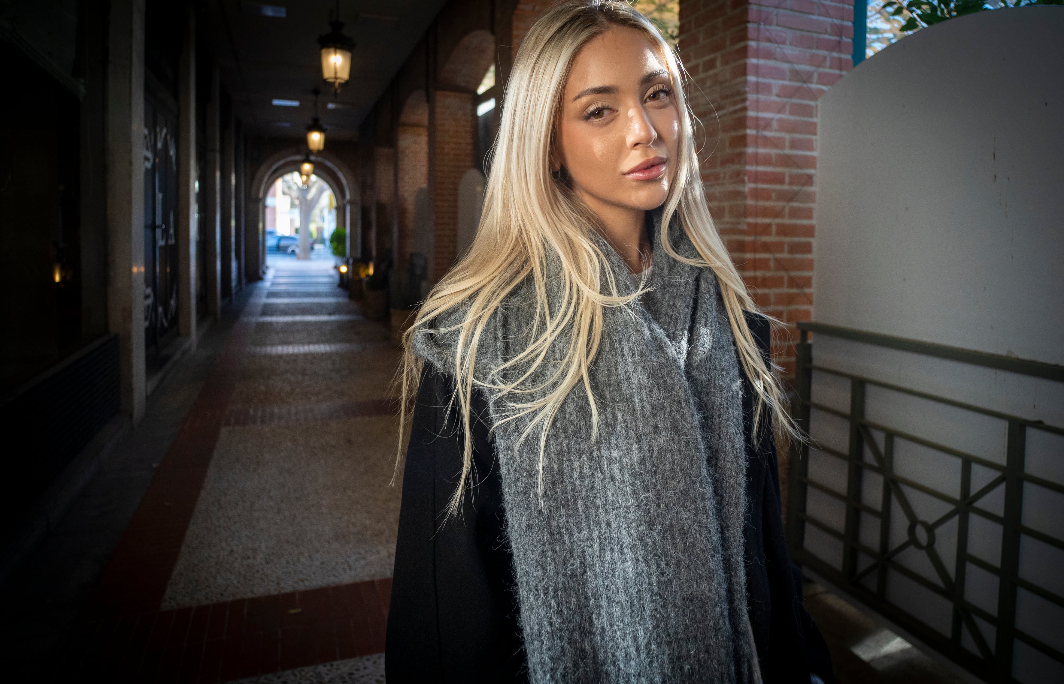 Ana Mena, en la galería comercial de la urbanización de La Moraleja, en Madrid.