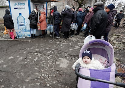 Un grupo de personas hace cola para comprar agua potable en la ciudad de Donetsk.