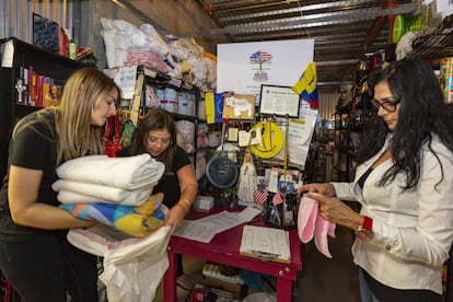 Voluntarias de la ONG Venezuelan Awareness el viernes en Miami.